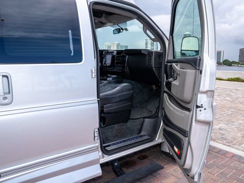 Used 2022 GMC Savana 2500 Extended RWD image 30