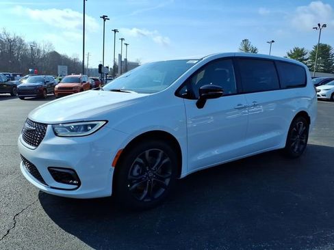 New 2026 Chrysler Pacifica Select image 3