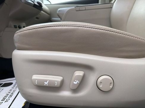 Used 2017 Toyota Prius V Four image 16