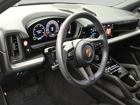 Certified 2025 Porsche Cayenne AWD/4WD image 5