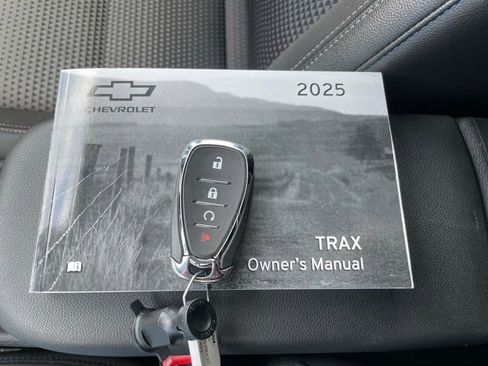 Used 2025 Chevrolet Trax LT FWD image 43