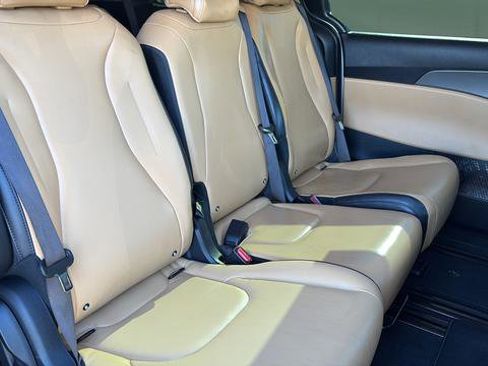 Used 2022 Kia Carnival LX FWD image 22