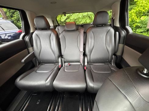 Used 2026 Kia Carnival FWD image 36