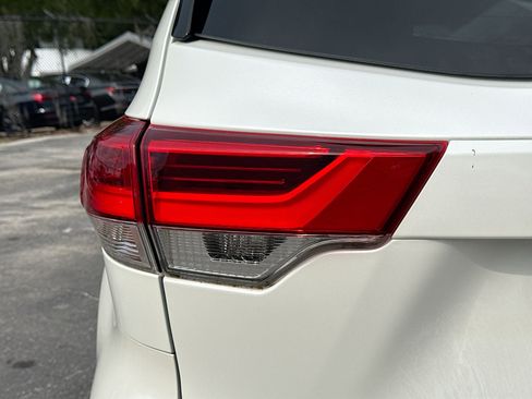 Used 2018 Toyota Highlander Limited FWD image 10