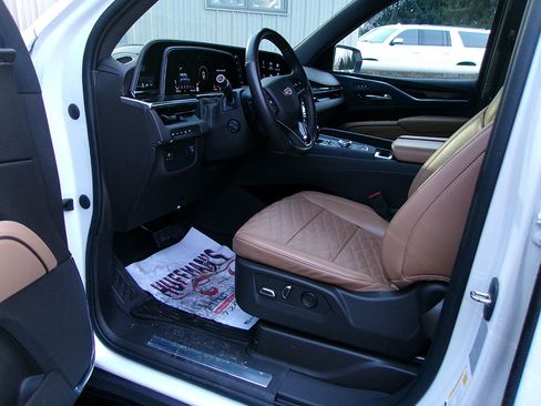 Used 2023 Cadillac Escalade Premium Luxury image 15