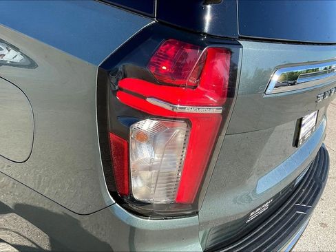 Used 2023 Chevrolet Suburban Premier AWD/4WD image 32