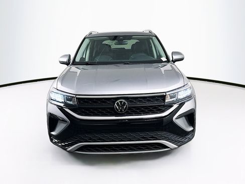 Used 2024 Volkswagen Taos SE FWD image 2