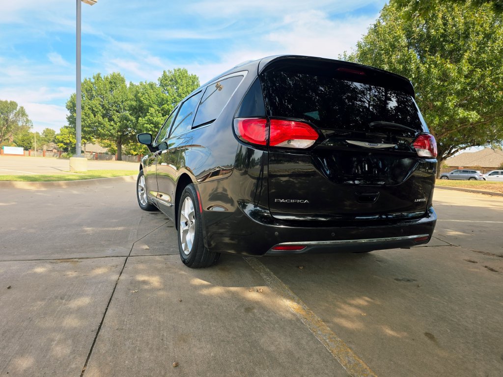 Used 2020 Chrysler Pacifica Limited FWD image 11