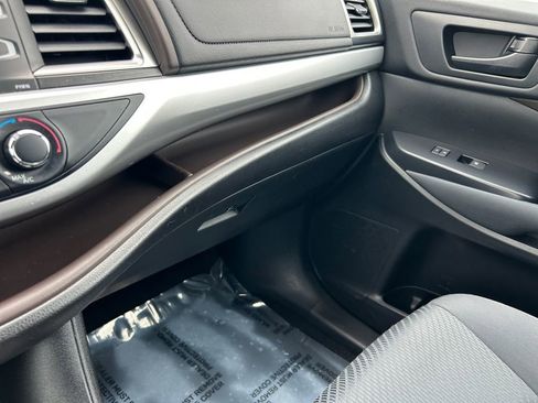 Used 2019 Toyota Highlander LE AWD/4WD image 23