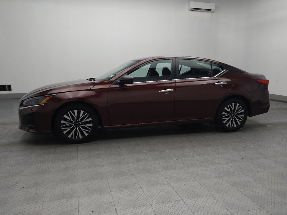 Used 2025 Nissan Altima 2.5 SV FWD image 2