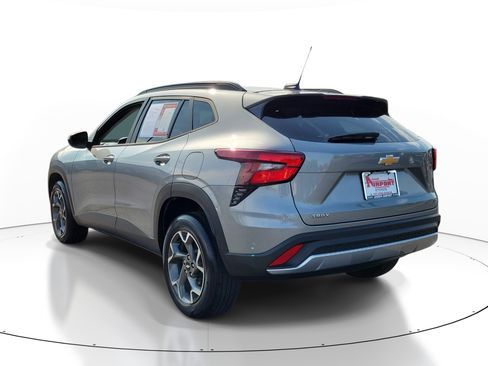 Used 2025 Chevrolet Trax LT w/ Driver Confidence Package FWD image 3