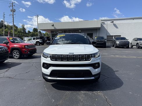 Used 2025 Jeep Compass Limited AWD/4WD image 2