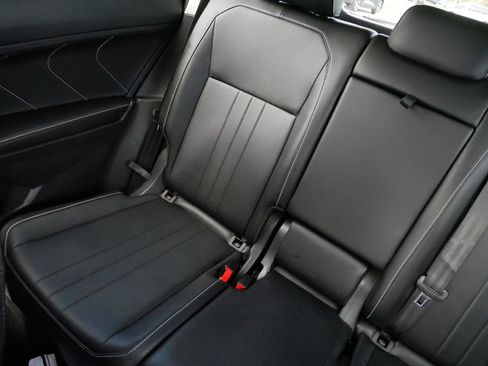 Used 2023 Volkswagen Tiguan SE w/ Panoramic Sunroof Package AWD/4WD image 12
