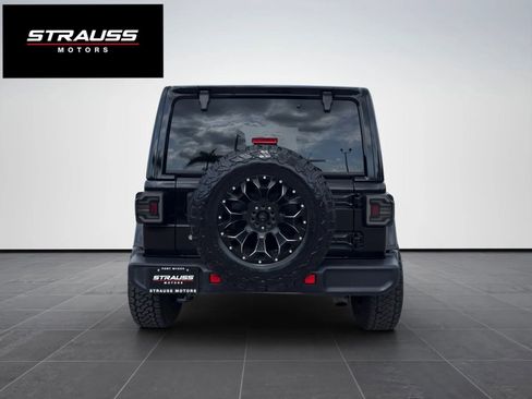 Used 2018 Jeep Wrangler Unlimited Sahara AWD/4WD image 8