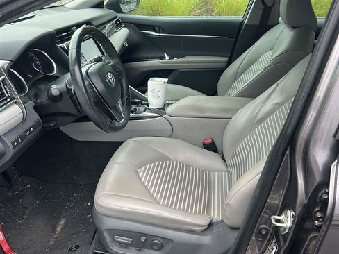 Used 2018 Toyota Camry SE w/ Moonroof Package FWD image 9