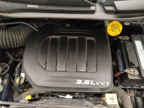Used 2016 Chrysler Town & Country Touring FWD image 30