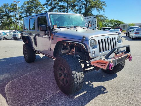 Used 2014 Jeep Wrangler Unlimited Sahara w/ Connectivity Group AWD/4WD image 3