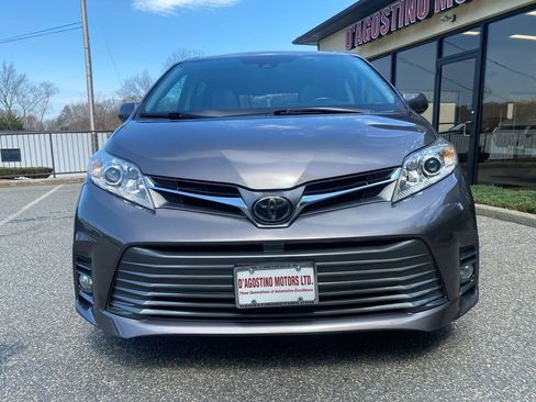 Used 2020 Toyota Sienna XLE w/ XLE Navigation Package image 5