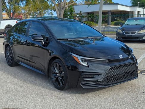 Used 2025 Toyota Corolla SE image 3