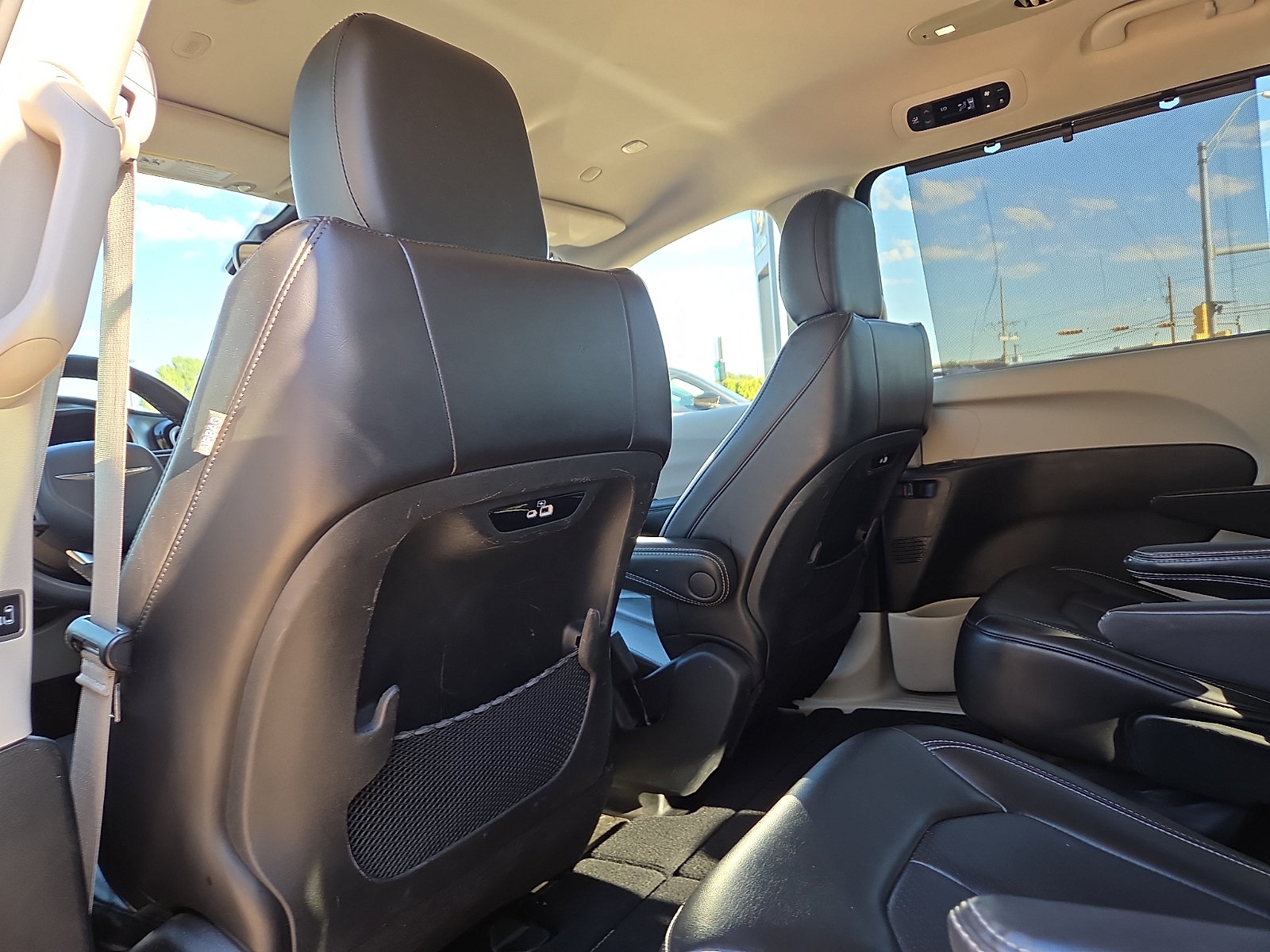 Used 2023 Chrysler Pacifica Touring-L FWD image 12