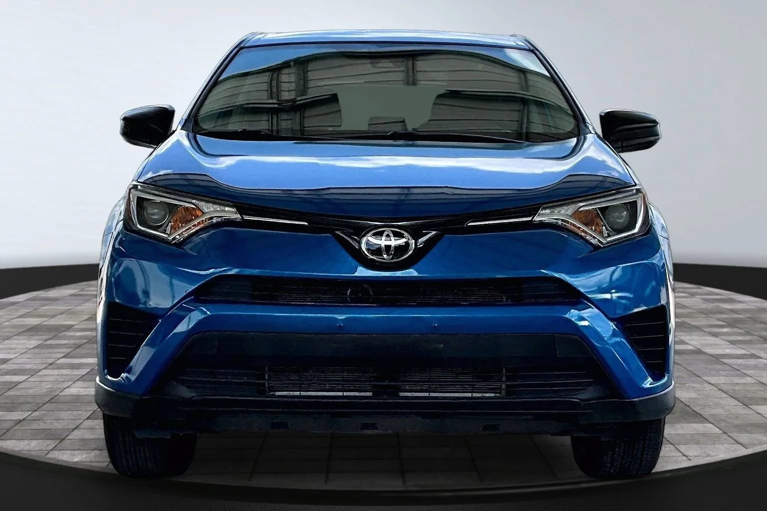 Used 2018 Toyota RAV4 LE w/ All Weather Liner Package FWD image 2