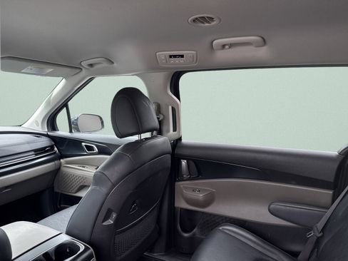 Used 2025 Kia Carnival FWD image 31