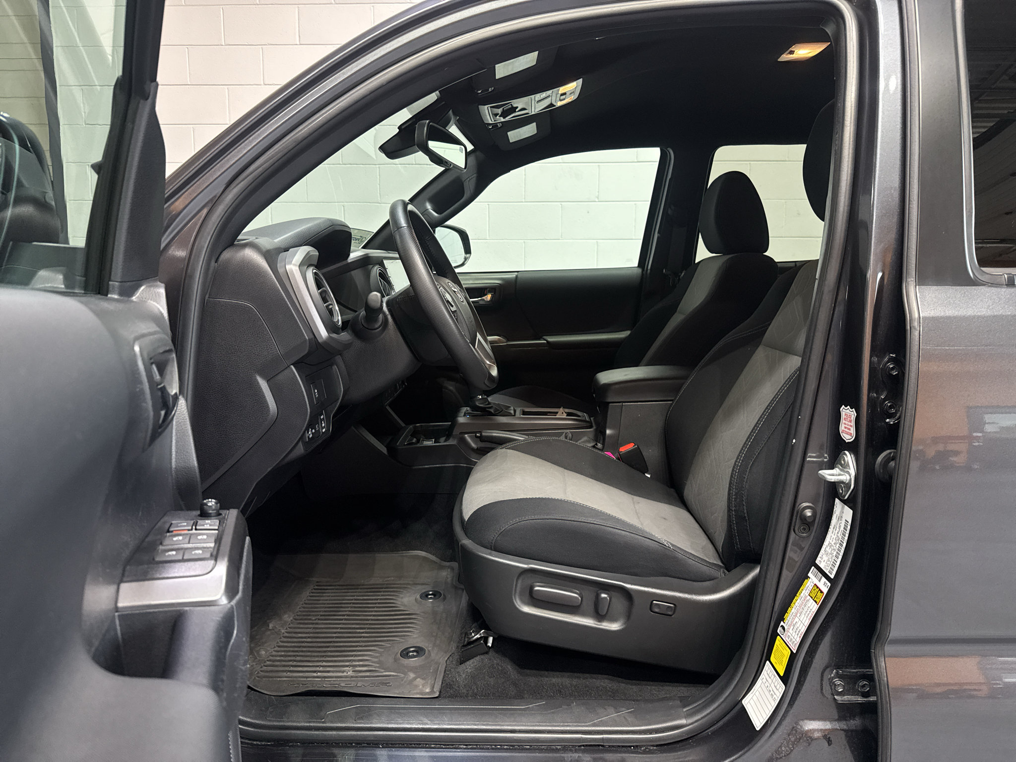Used 2023 Toyota Tacoma TRD Off-Road w/ Technology Package AWD/4WD image 13