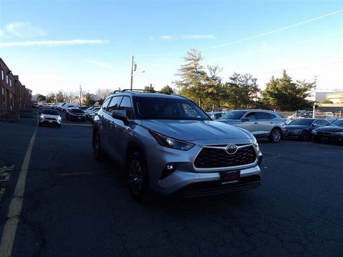 Used 2022 Toyota Highlander XLE image 2