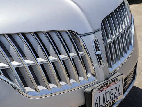 Used 2010 Lincoln MKT 2WD image 6