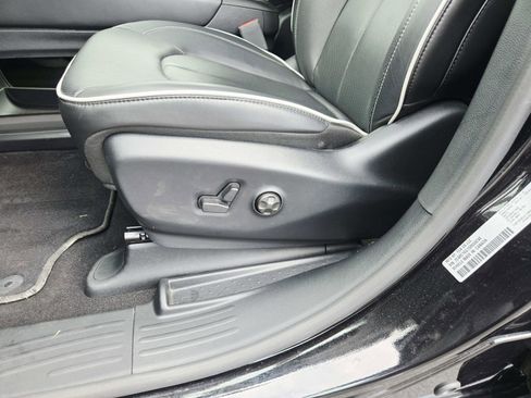 Used 2025 Chrysler Pacifica Limited FWD image 44