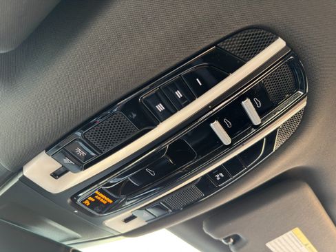 Used 2019 Porsche Panamera RWD image 33