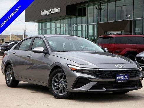 Used 2024 Hyundai Elantra SEL image 1