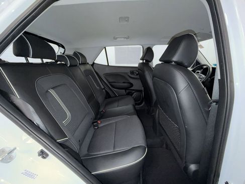 Used 2022 Hyundai Venue Limited image 11