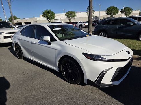 Used 2025 Toyota Camry SE w/ Convenience Package image 2
