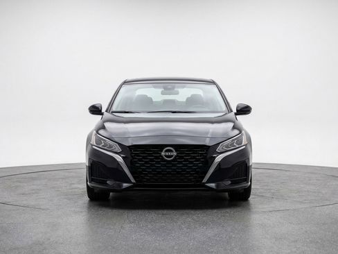 Used 2025 Nissan Altima 2.5 SV image 2