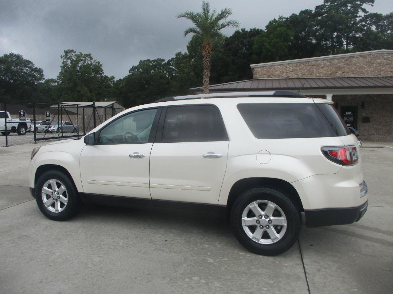 Used 2015 GMC Acadia SLE FWD image 18