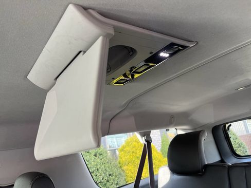 Used 2015 Chevrolet Suburban LT image 35