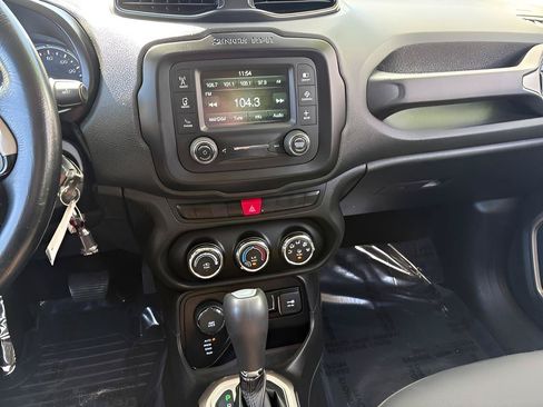 Used 2015 Jeep Renegade Latitude AWD/4WD image 17