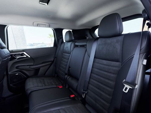 Used 2025 Mitsubishi Outlander SE image 29