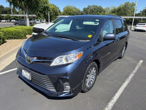 Certified 2019 Toyota Sienna XLE w/ XLE Navigation Package FWD image 4