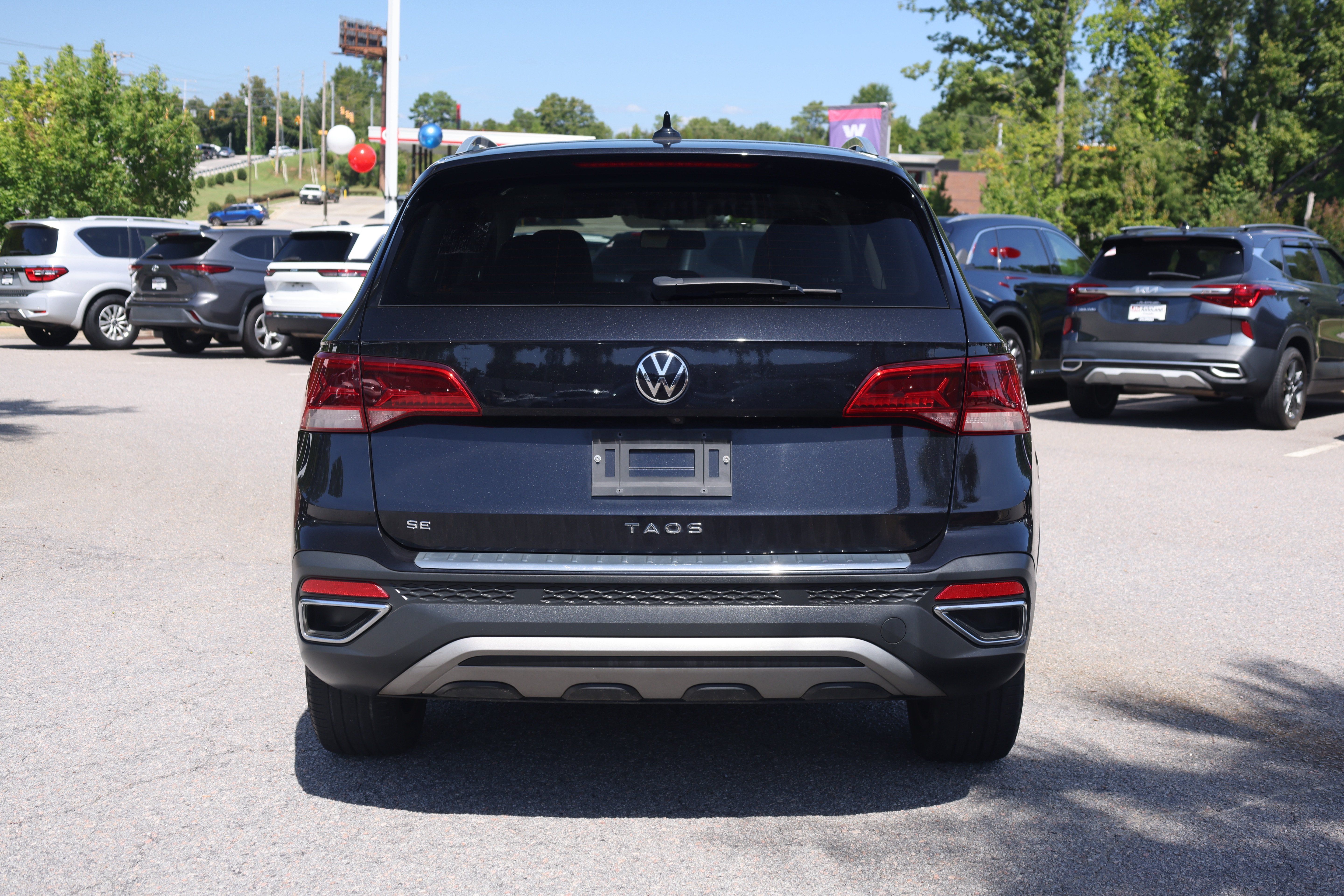 Used 2022 Volkswagen Taos SE w/ Panoramic Sunroof Package FWD image 4
