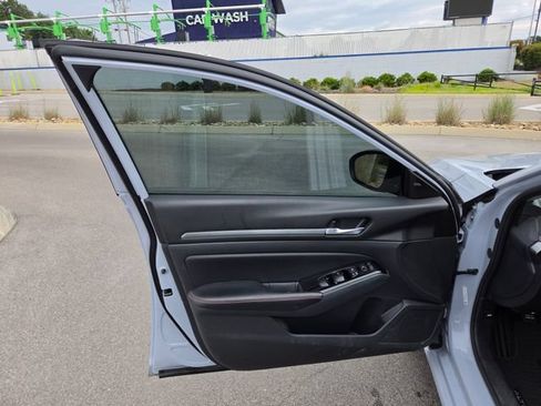 Used 2024 Nissan Altima 2.5 SR FWD image 14