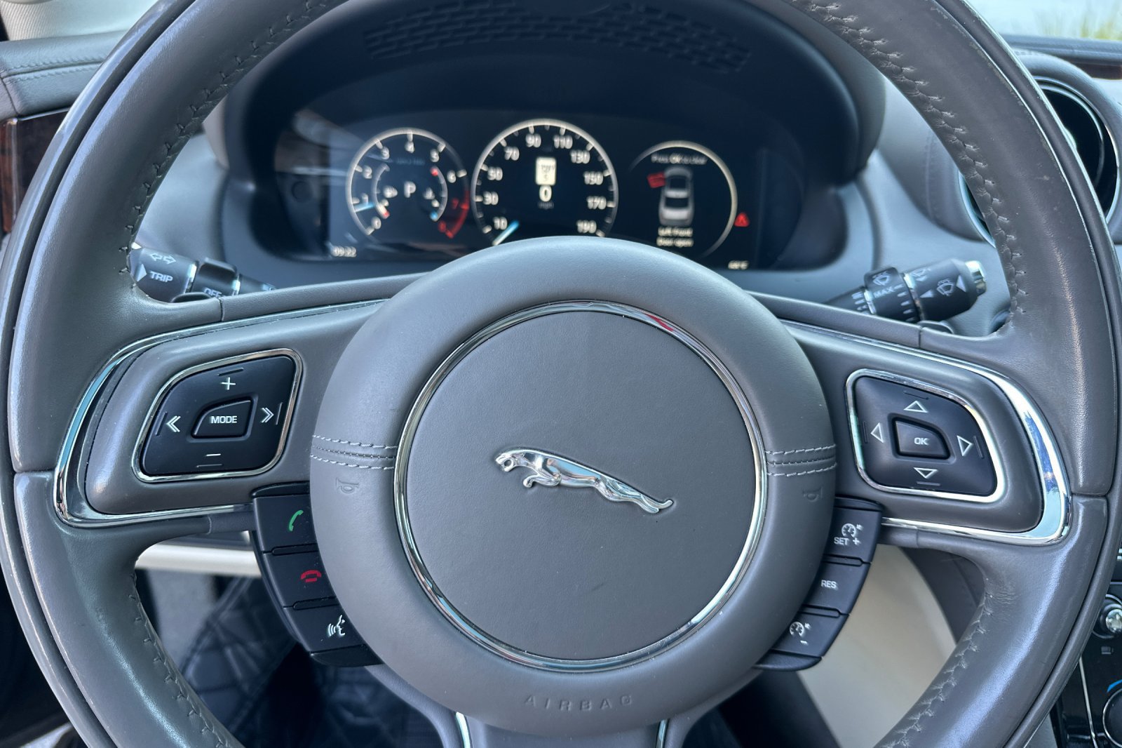 Used 2016 Jaguar XJ R-Sport RWD image 33