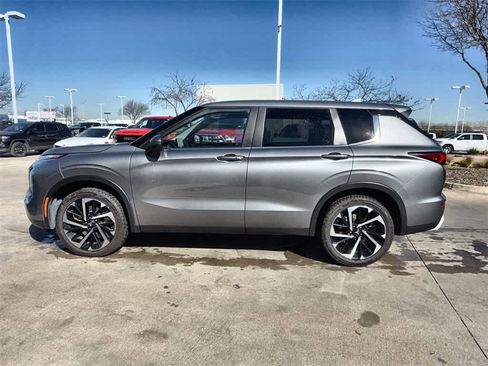 Used 2024 Mitsubishi Outlander SE image 3