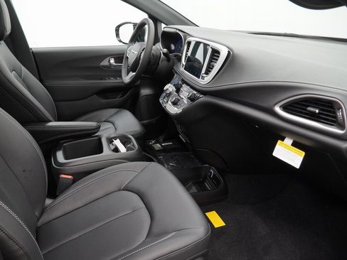 New 2026 Chrysler Pacifica Select image 32