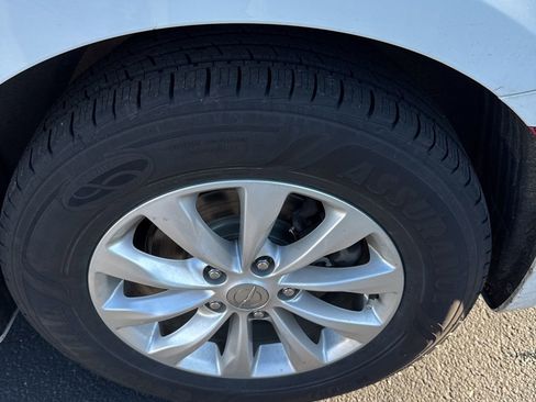 Used 2019 Chrysler Pacifica Touring-L image 9