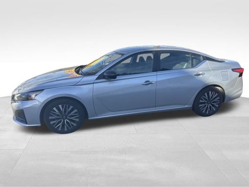 Used 2024 Nissan Altima 2.5 SV image 11