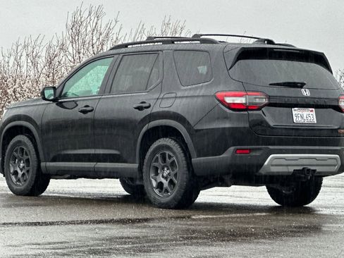 Certified 2023 Honda Pilot TrailSport image 5