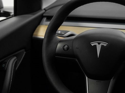 Used 2022 Tesla Model Y Long Range image 24