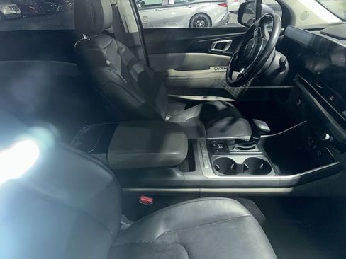 Used 2025 Kia Carnival FWD image 4